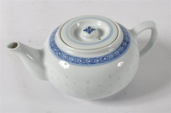 Reiskorn-Porzellan-Teekanne blau/weiss ca. 1 Liter