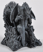 Drache auf Stuhl m.Schwert 
 BB, ca.22,5x18 cm Drache auf Stuhl m.Schwert 
 BB, ca.22,5x18 cm