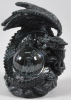 Drachen mit Glaskugel 3fach s. 
 BB, ca. 12x8,5x13,5cm Drachen mit Glaskugel 3fach s. 
 BB, ca. 12x8,5x13,5cm