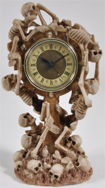 Uhr "Totenköpfe" BB ca. 15x12x27cm